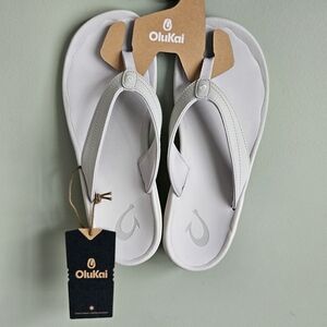 New OluKai Ohana Blue flip-flops with tags size 9
